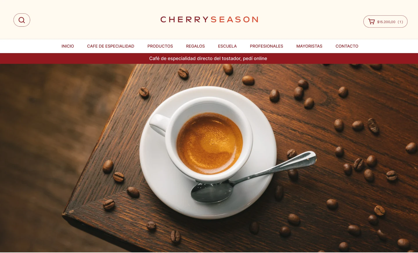 Cherry Season después: 60% blanco, tonos tierra del packaging y una imagen natural del café.